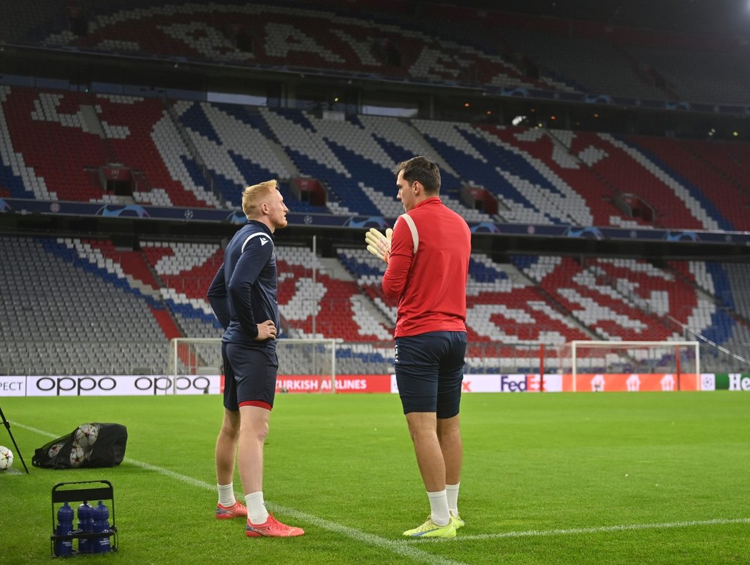 Václav Jemelka a brankář Martin Jedlička na stadionu Bayernu