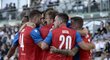 Plzeňští fotbalisté se radují z proměněné penalty Tomáše Chorého