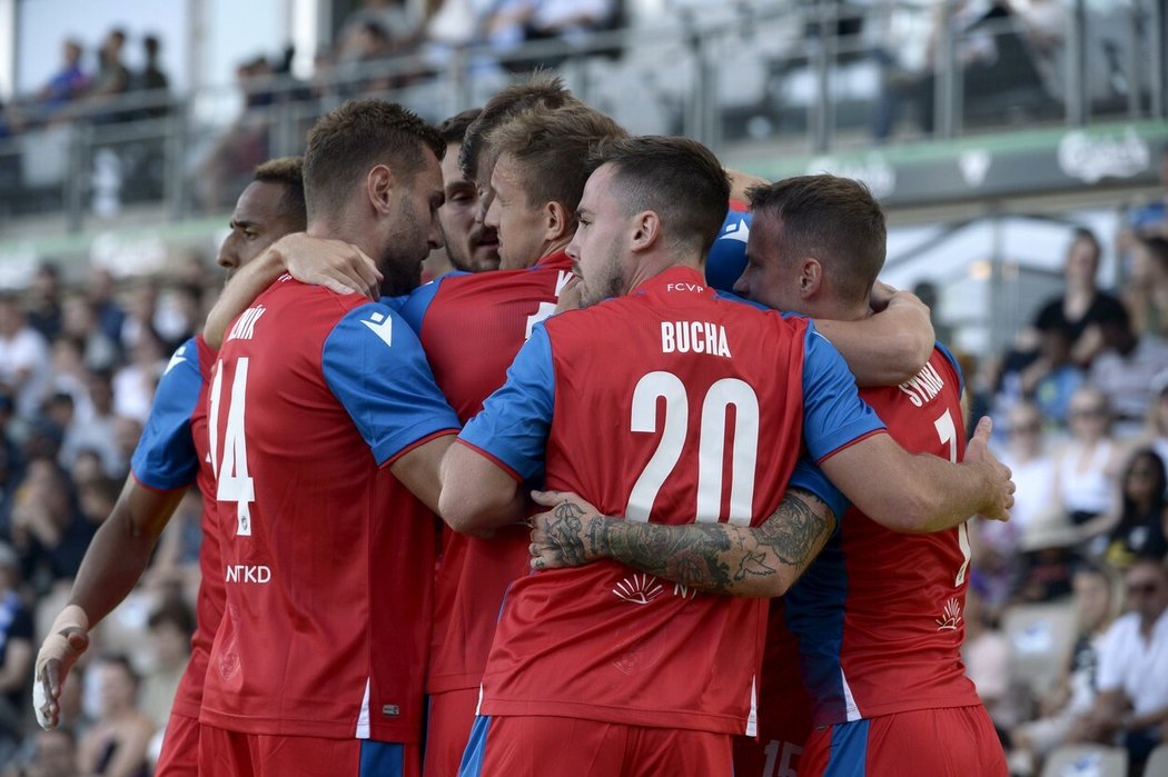 Plzeňští fotbalisté se radují z proměněné penalty Tomáše Chorého