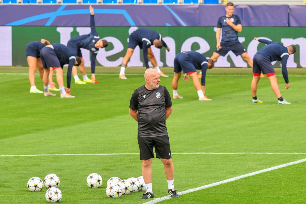 Fotbalisté Plzně pod dohledem Michala Bílka během tréninku před Interem