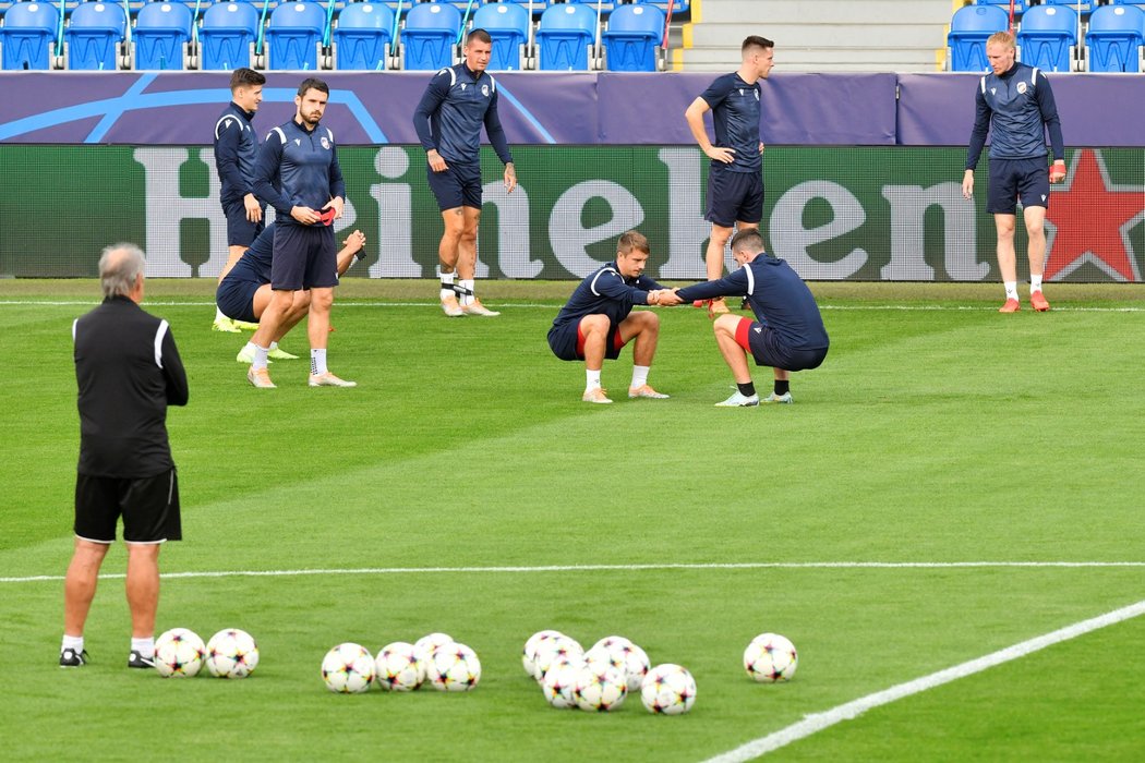 Fotbalisté Plzně pod dohledem Michala Bílka během tréninku před Interem