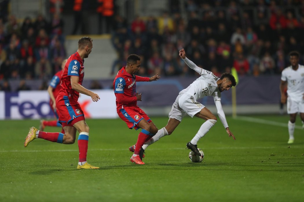 Jhon Mosquera proti hráči Bayernu