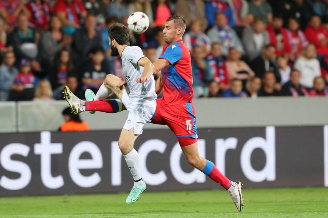 Tomáš Chorý bojuje o míč v zápase s Karabachem
