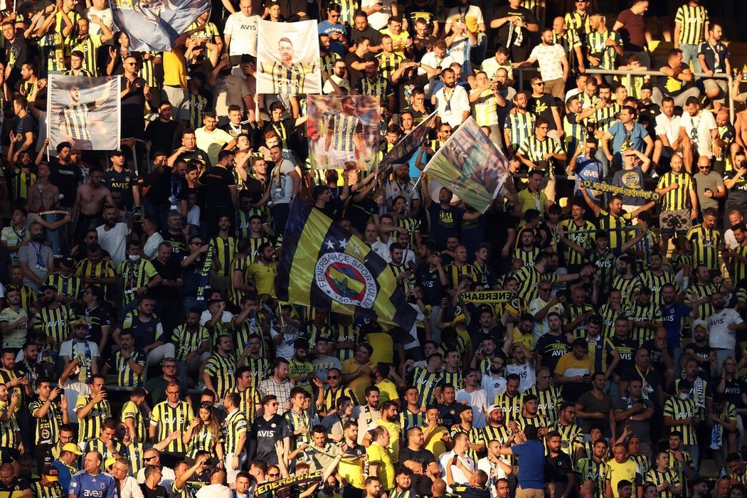 Fanoušci tureckého Fenerbahce během utkání proti Dynamu Kyjev