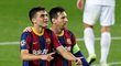 Mladý útočník Barcelony Pedri slaví branku s kapitánem Lionelem Messim v utkání s Ferencvárosem