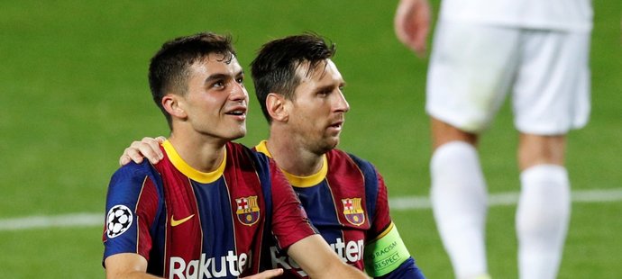 Mladý útočník Barcelony Pedri slaví branku s kapitánem Lionelem Messim v utkání s Ferencvárosem