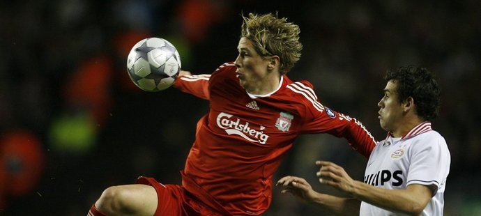 Fernando Torres v souboji s Dirkem Marcellisem z PSV Eindhoven