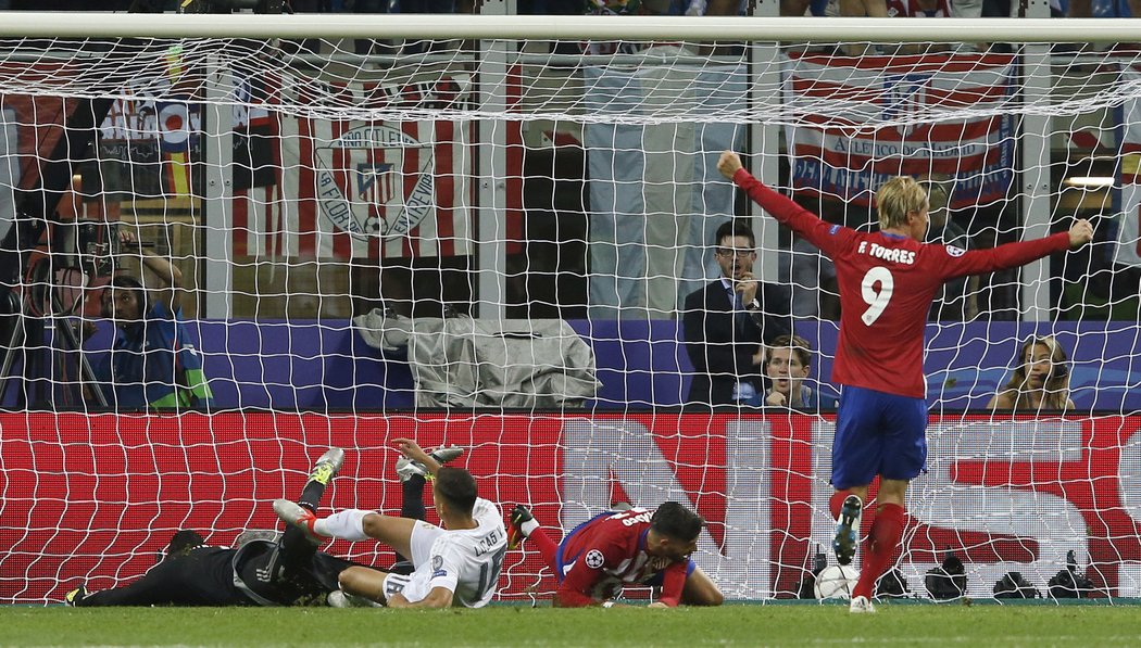 Yannick Carrasco střílí gól do sítě Realu Madrid ve finále Ligy mistrů. S devítkou na zádech už jásá spoluhráč z Atlétika Madrid Fernando Torres.