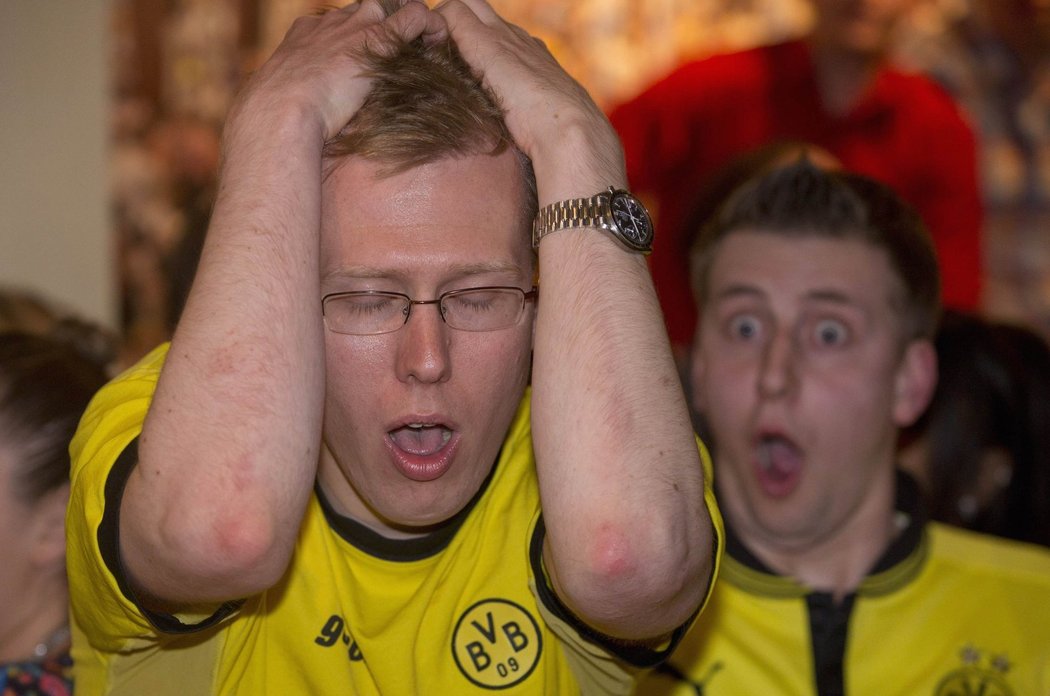 Fanoušek Borussie Dortmund se drží za hlavu. Ve finále Ligy mistrů právě inkasovali žlutočerní gól od Bayernu