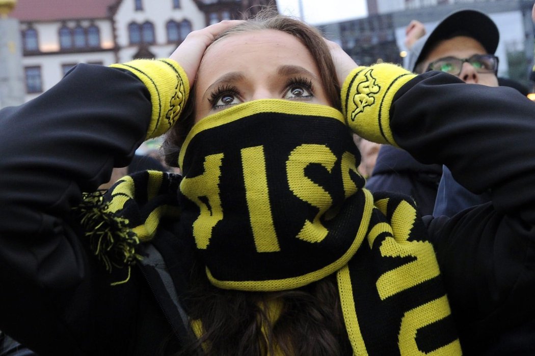 Fanynka Dortmundu se drží za hlavu ve chvíli, kdy Borussia dostala ve finále Ligy mistrů gól od Bayernu