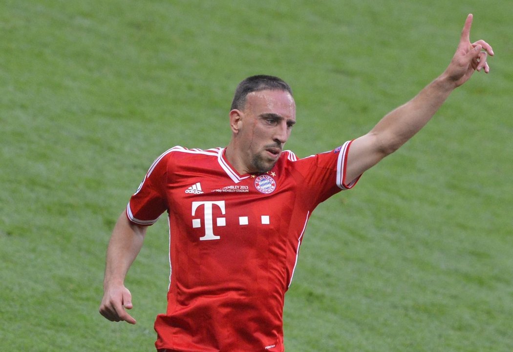 Franck Ribéry slaví, přihrávkou se podílel na gólové akci Bayernu ve finále Ligy mistrů s Dortmundem