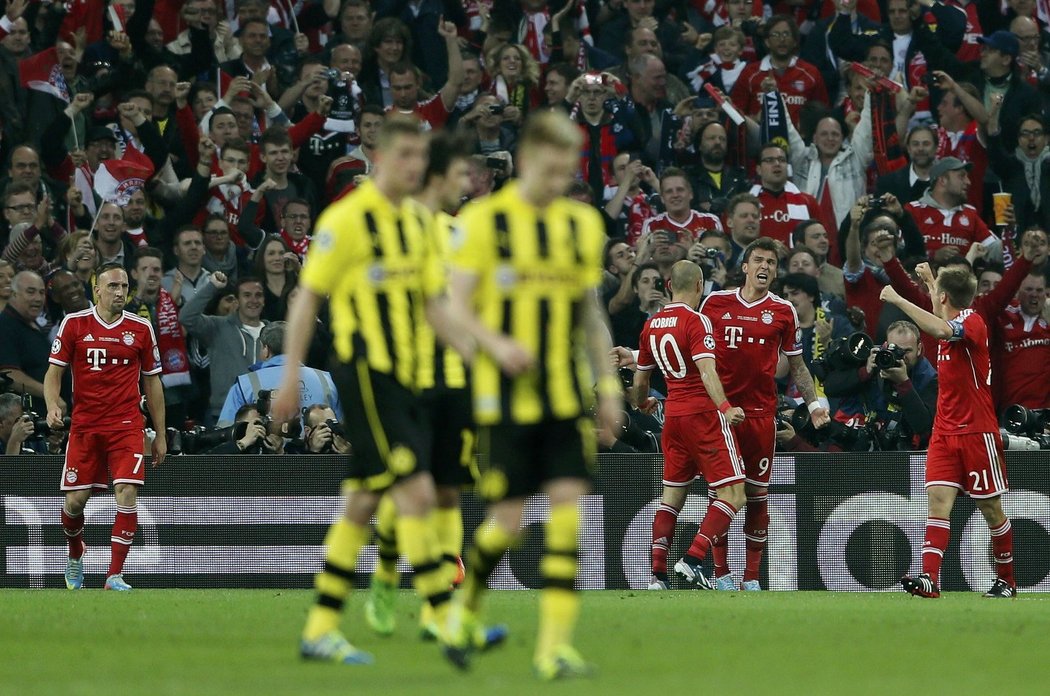 Oslava Bayernu. Arjen Robben slaví gól Maria Mandžukiče ve finále Ligy mistrů proti Dortmundu