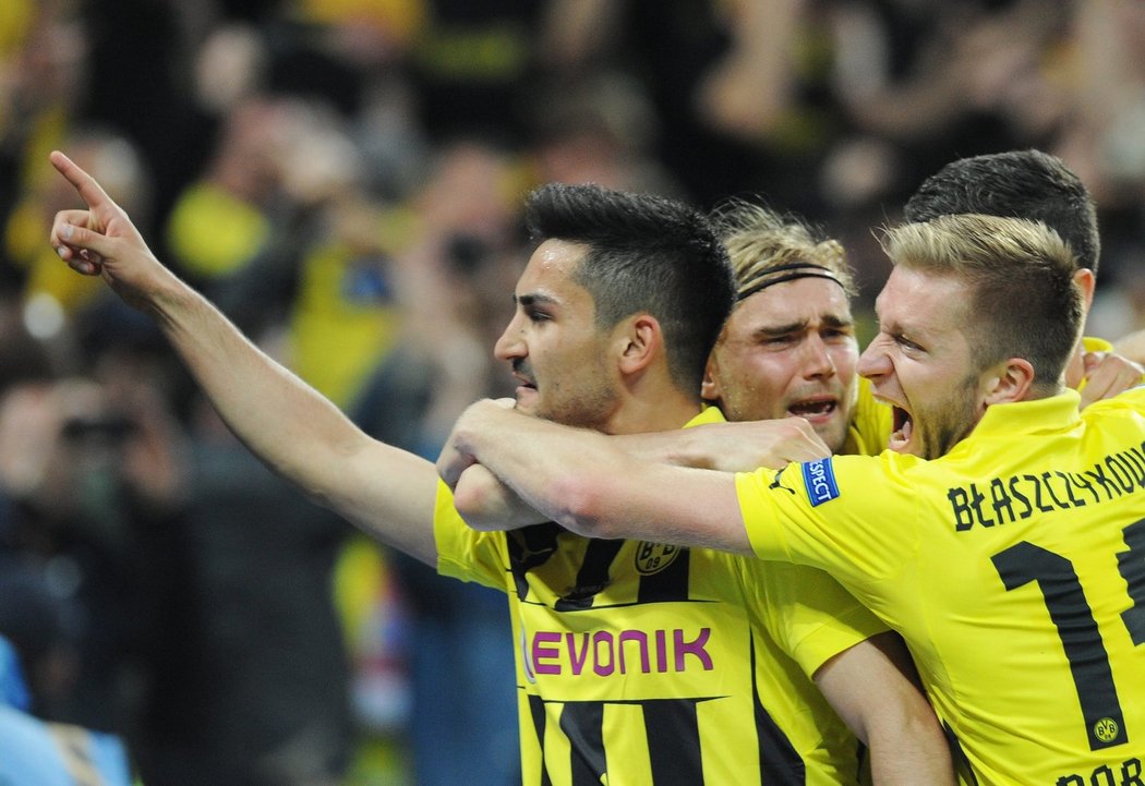 Ilkay Gündogan proměnil ve finále Ligy mistrů penaltu a Dortmund díky tomu vyrovnal stav bitvy s Bayernem na 1:1