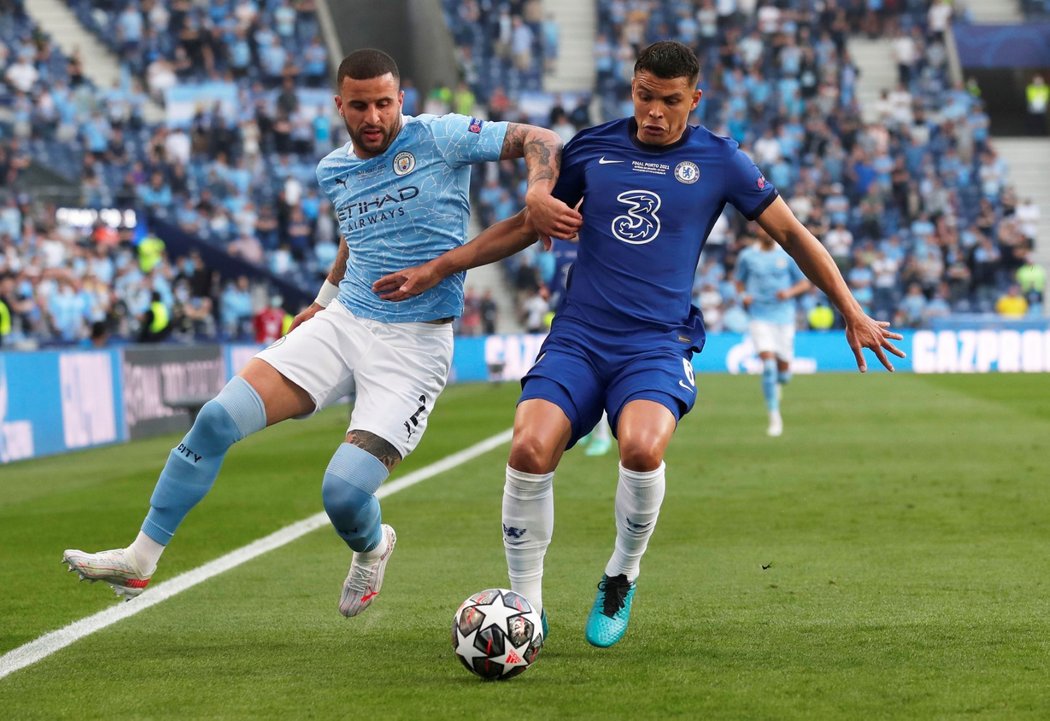 Kyle Walker z Manchesteru City v souboji s Thiagem Silvou z Chelsea ve finále Ligy mistrů