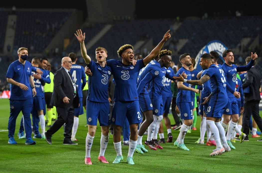 Šťastní hráči Chelsea po triumfu v Lize mistrů, když ve finále zdolali Manchester City 1:0
