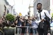 Záložník Juventus  Paul Pogba dorazil k hotelu.