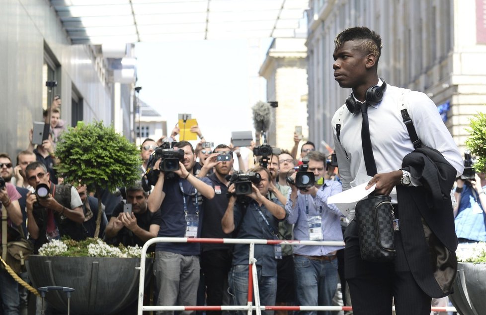 Záložník Juventus  Paul Pogba dorazil k hotelu.