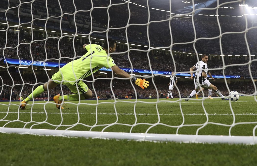 Brankář Juventusu Gianluigi Buffon se Ronaldově střele natahoval marně