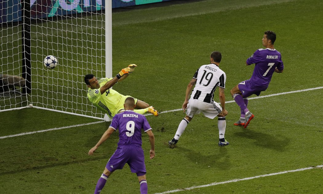 Cristiano Ronaldo právě navýšil náskok Realu Madrid ve finále Ligy mistrů na 3:1