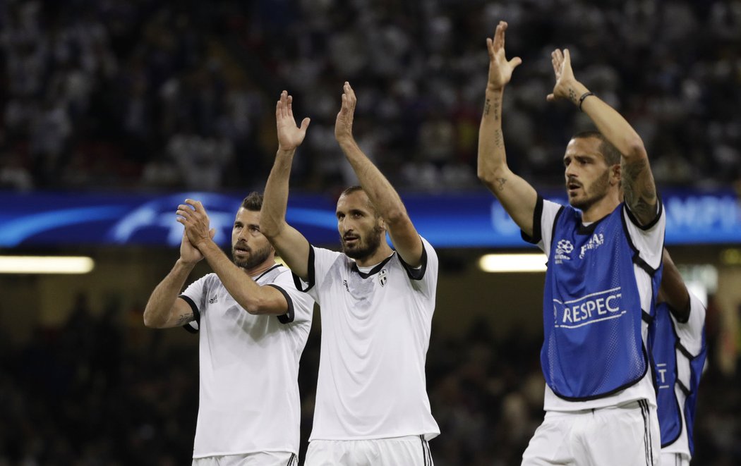 Andrea Barzagli, Giorgio Chiellini a Leonardo Bonucci mávají svým fanouškům před startem finále Ligy mistrů