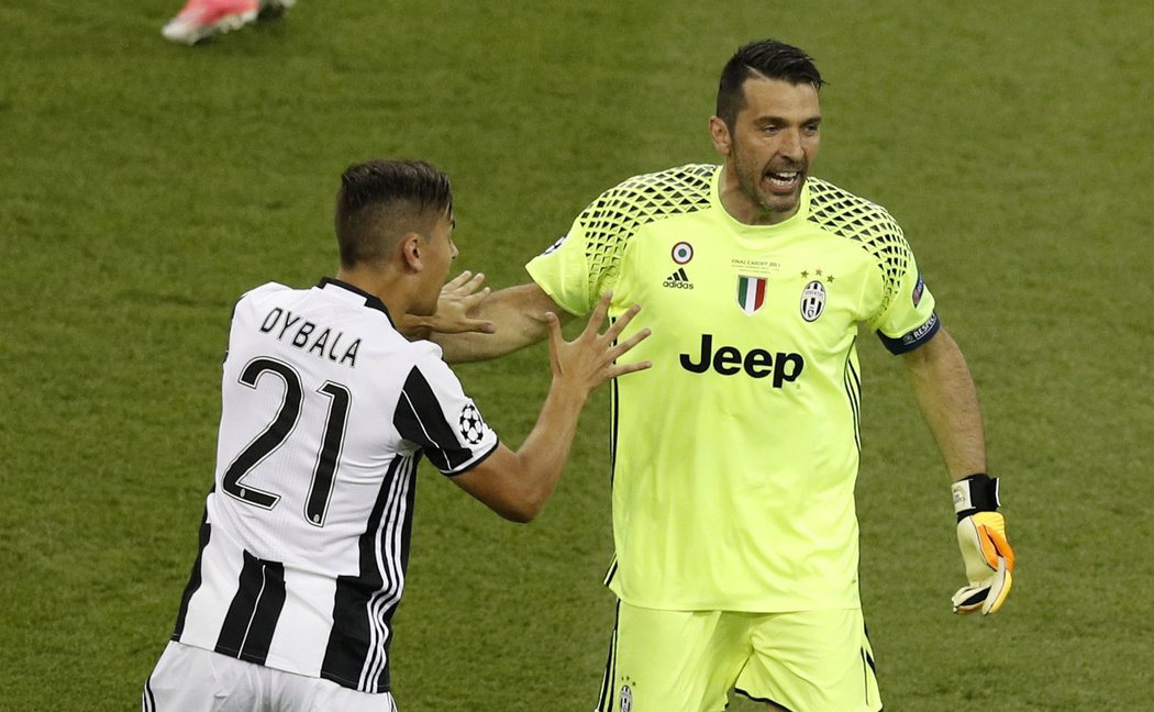 Gianluigi Buffon a Paulo Dybala se hecují před startem finále Ligy mistrů