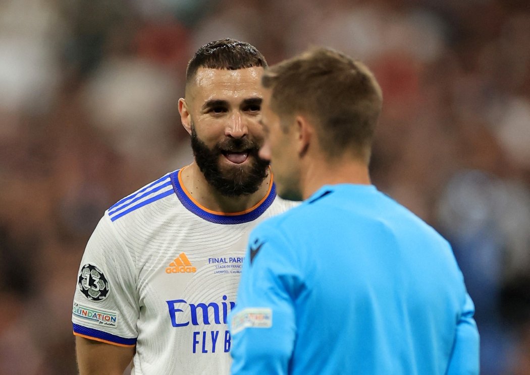 Karim Benzema vstřelil ve finále Ligy mistrů první branku Realu, ale branka kvůli ofsajdu neplatila