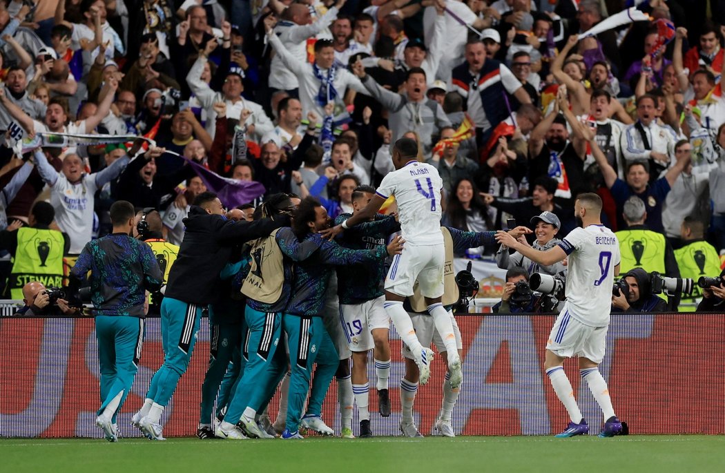 Fotbalisté Realu Madrid v euforii poté, co ve finále Ligy mistrů šli do vedení 1:0