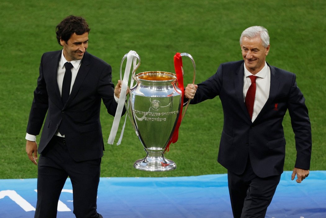 Pohár pro vítěze Ligy mistrů přinesl na stadion v Paříži Luis Figo