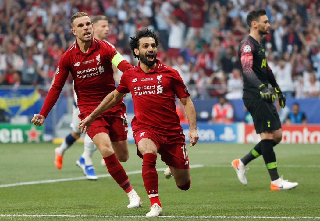 Mohamed Salah (vpravo) a Jordan Henderson (vlevo) oslavují vstřelenou branku v úvodu finále Ligy mistrů