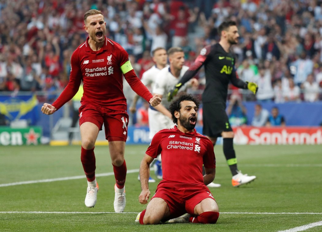 Mohamed Salah (vpravo) a Jordan Henderson (vlevo) oslavují vstřelenou branku v úvodu finále Ligy mistrů