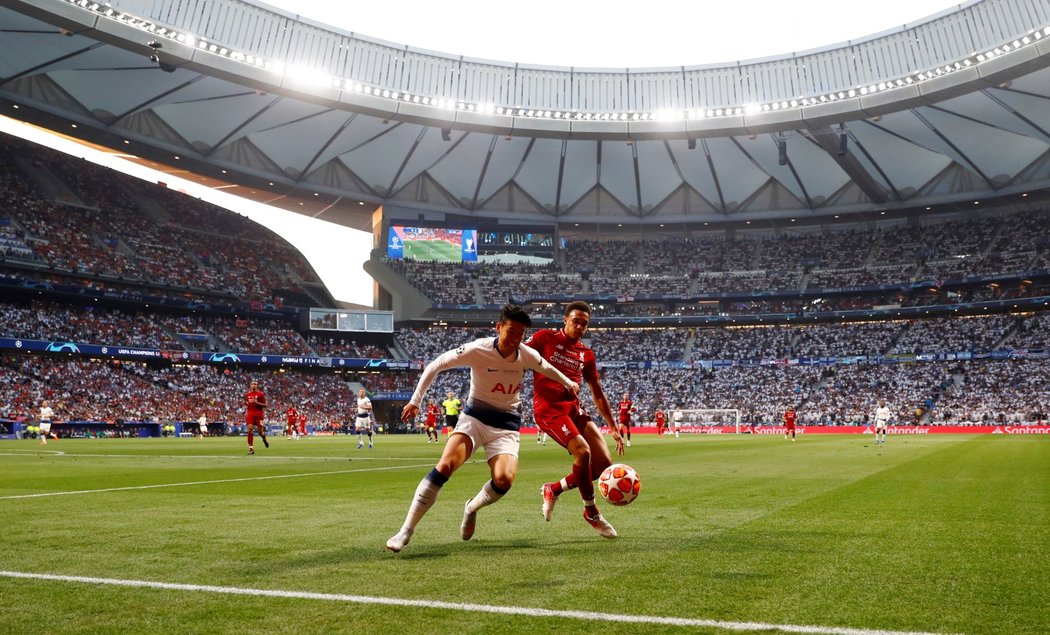 Son Heung-min (vlevo) v souboji s Trentem Alexanderem-Arnoldem (vpravo) během finále Ligy mistrů