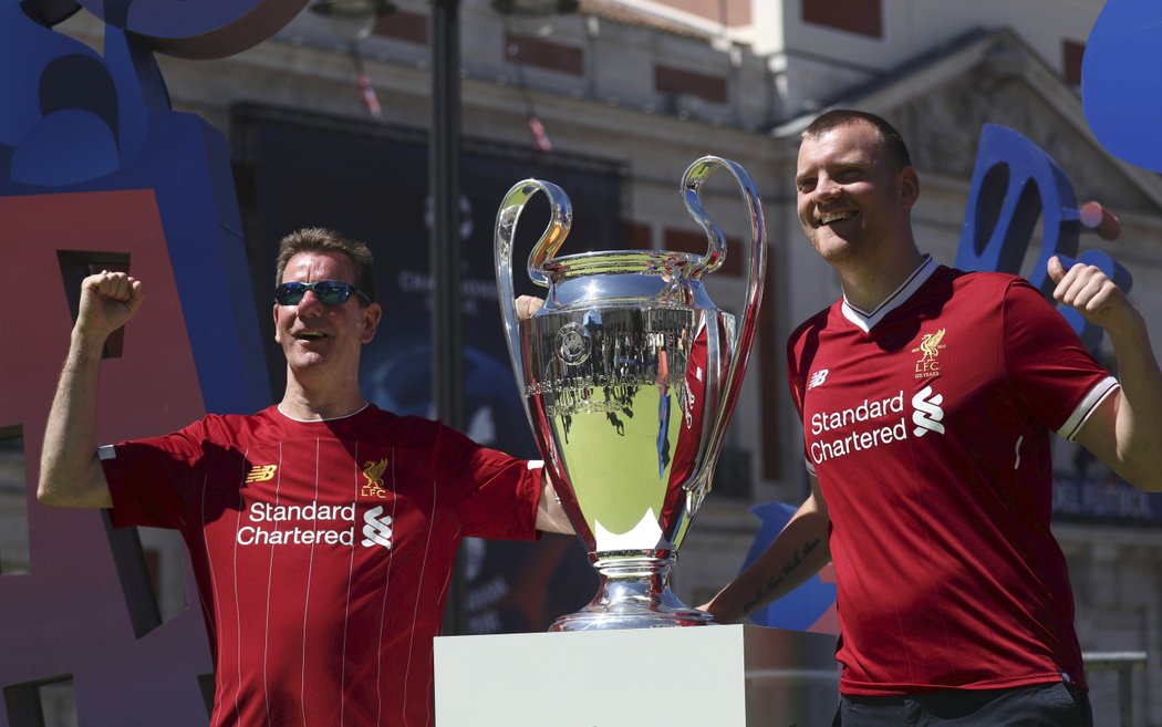 Fanoušci Liverpoolu se v Madridu fotí s trofejí pro vítěze Ligy mistrů