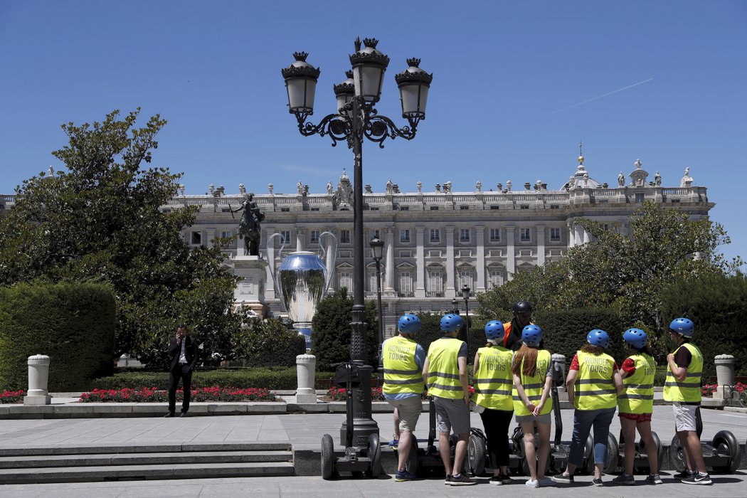 Zvětšenina &#34;ušatého&#34; poháru u Královského paláce v Madridu