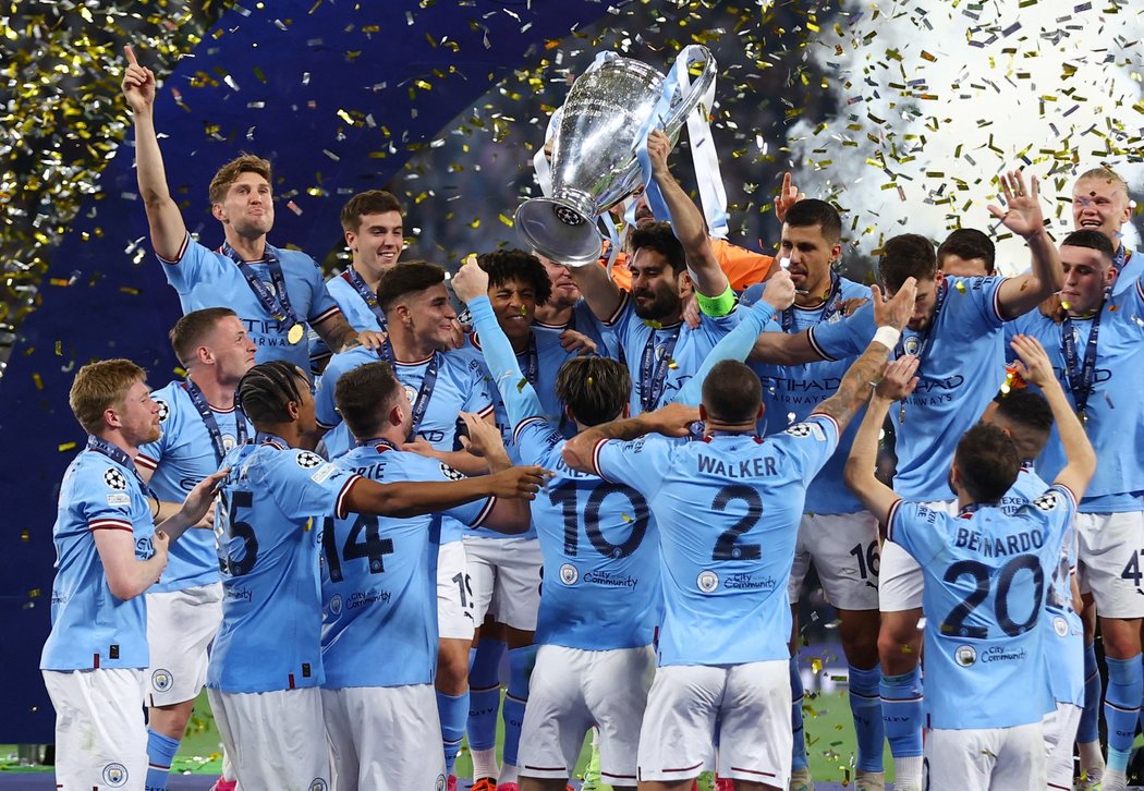 Fotbalisté Manchesteru City v euforii s pohárem pro vítěze Ligy mistrů