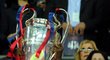Eric Abidal, který nedávno překonal rakovinu, zvedl pohár pro vítěze Ligy mistrů jako první