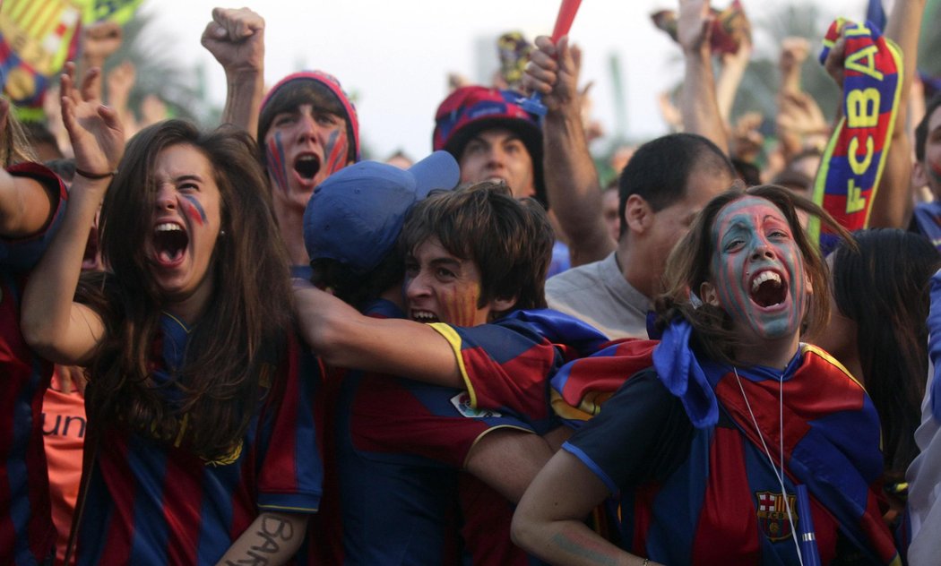Barcelonští fanoušci se radují z gólu při sledování finále LM v centru Barcelony