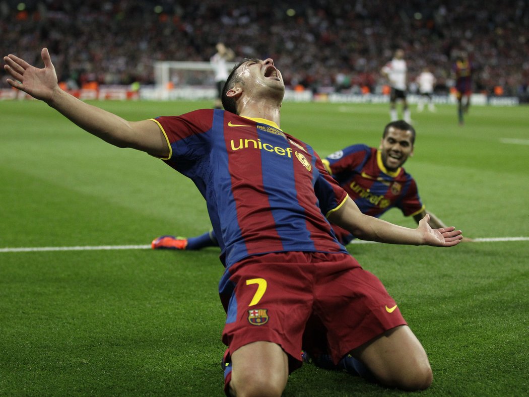 David Villa slaví třetí gól do sítě Manchesteru United