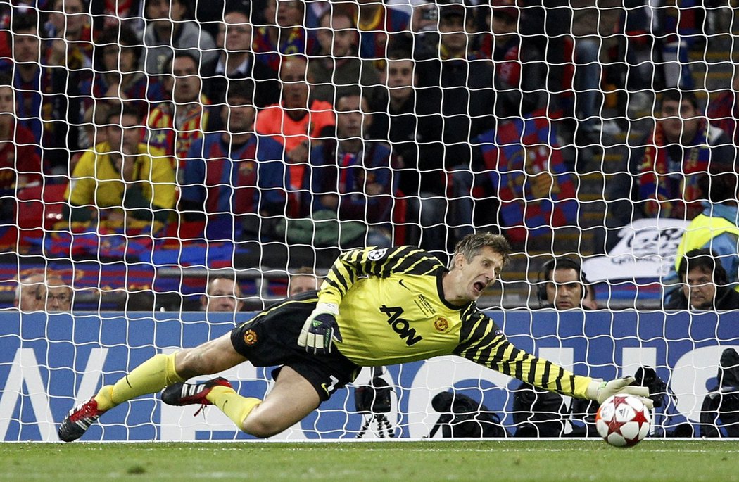 Edwin van der Sar se marně natahuje po míči z kopačky Lionela Messiho