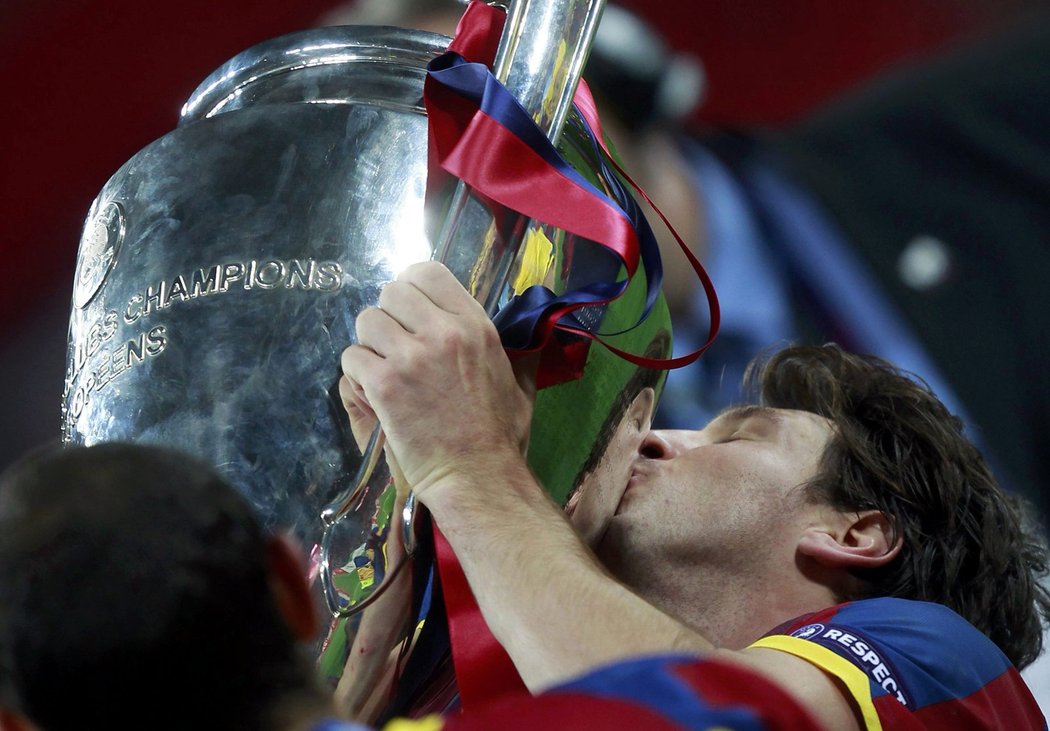 Lionel Messi líbá trofej pro vítěze Ligy mistrů