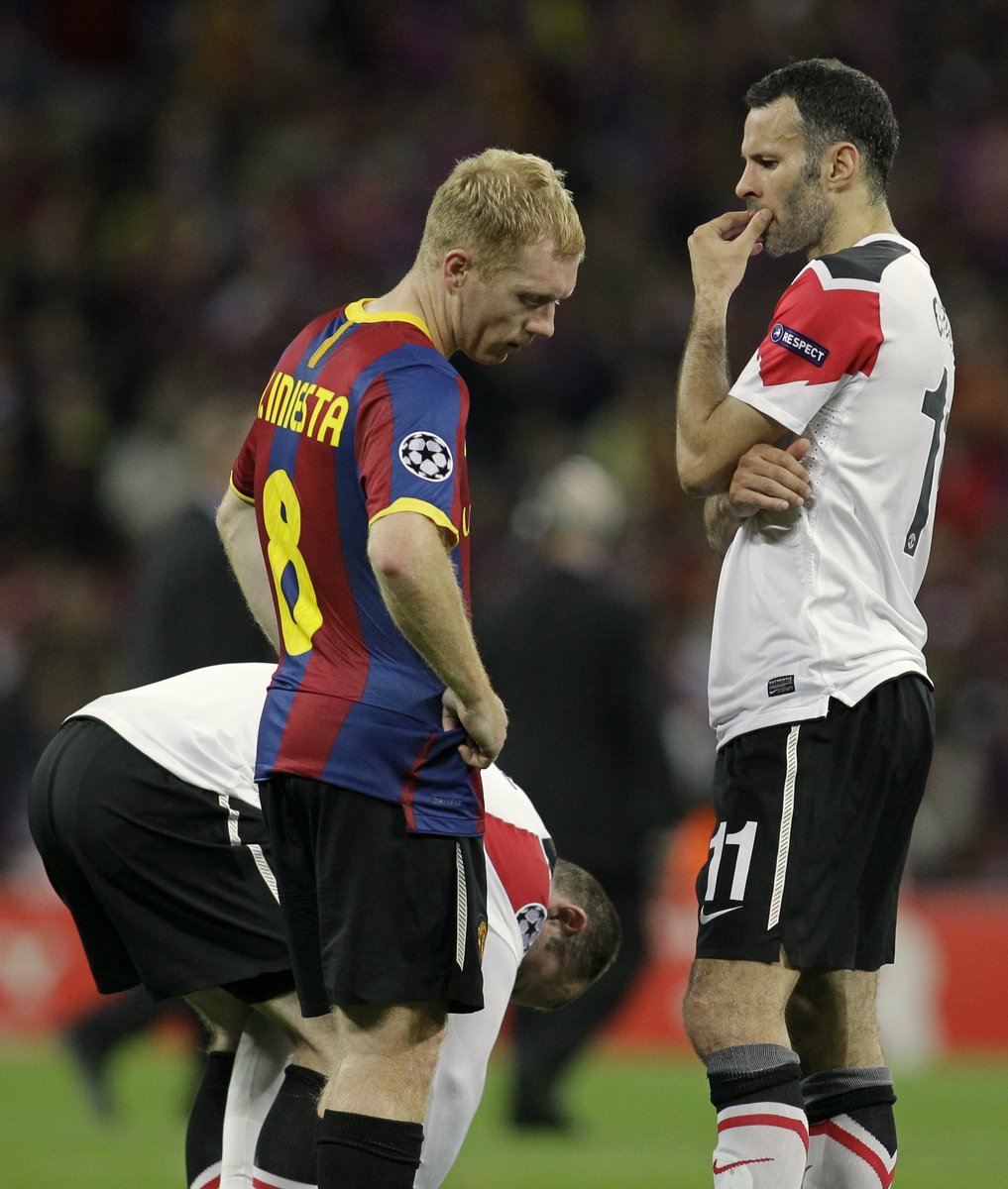 Dva veteráni Manchesteru United: Paul Scholes ve vyměněném barcelonském dresu (vlevo) a Ryan Giggs