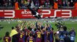 Kouč Barcelony Pep Guardiola nad hlavami svých svěřenců po vítězství v Lize mistrů