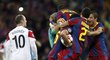 Wayne Rooney kráčí kolem radujících se hráčů Barcelony