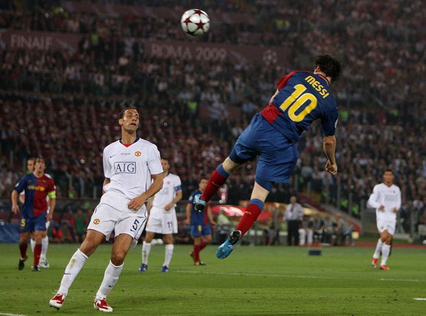 Neobvyklý záběr: Lionel Messi právě dává gól hlavou Neobvyklý záběr: Lionel Messi právě dává gól hlavou
