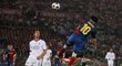 Neobvyklý záběr: Lionel Messi právě dává gól hlavou