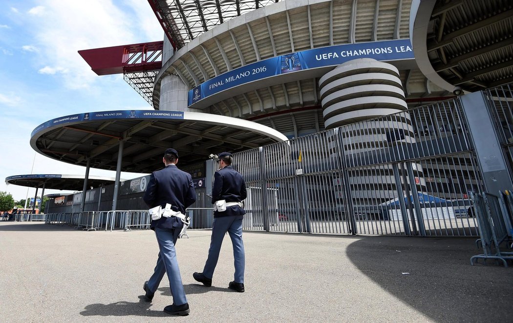 Stadion San Siro už je zahalen do barev Champions League