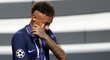 Smutný Neymar během vyhlašování po prohraném finále PSG s Bayernem Mnichov