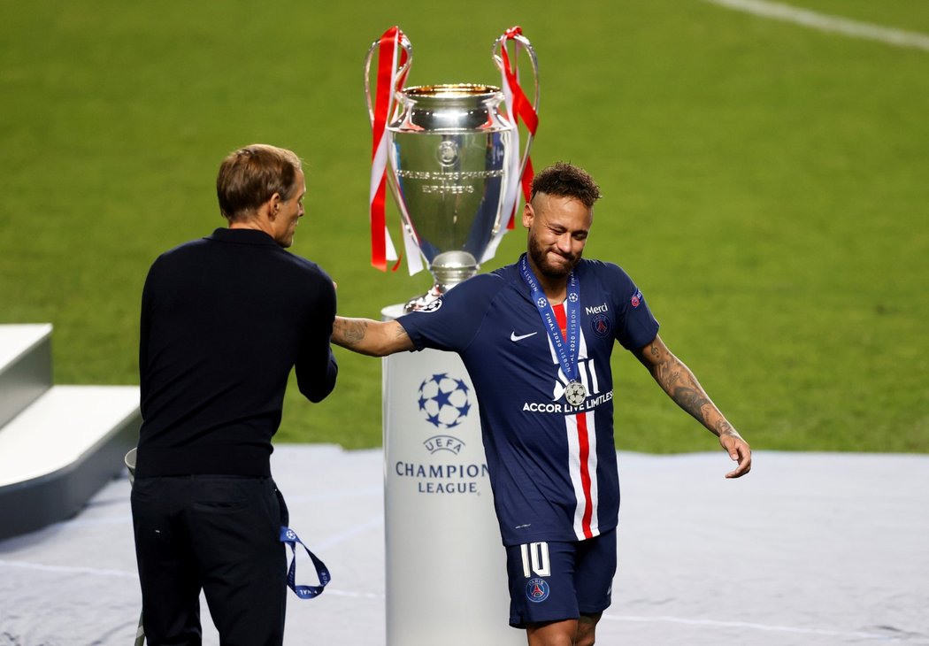 Útočník PSG Neymar se zdraví s trenérem Thomasem Tuchelem po prohraném finále v Lize mistrů