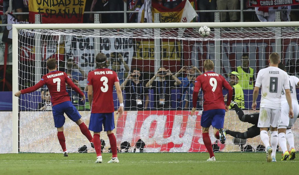 Střelec Atlétika Madrid Antoine Griezmann (vlevo) napálil penaltu proti Realu ve finále Ligy mistrů jen do břevna