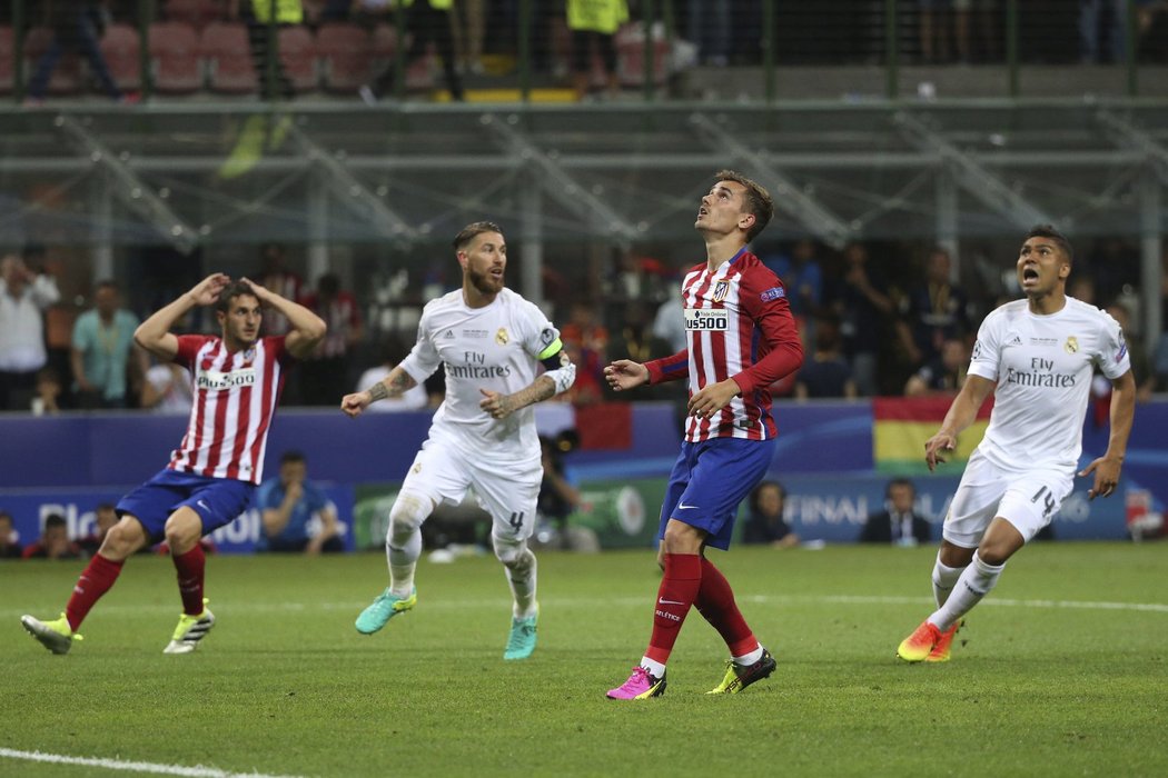 Antoine Griezmann se dívá na míč, který po jeho penaltovém pokusu skončil na břevně branky Realu a snáší se zpátky do hřiště