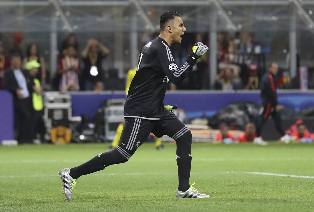 Gólman Realu Madrid Keylor Navas se raduje poté, co Antoine Griezmann neproměnil penaltu